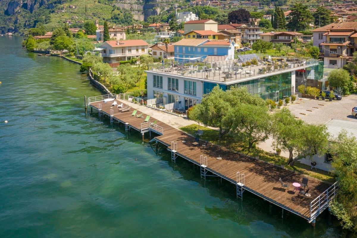 Direttamente Al Lago Apartments Marone Exteriör bild